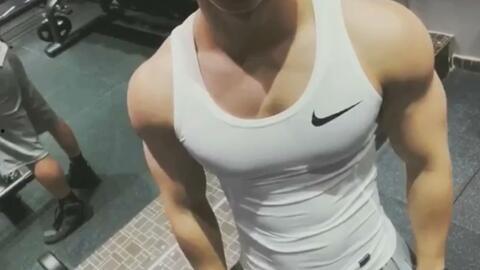 肌肉男被捏胸肌的视频,惊人效果引围观！