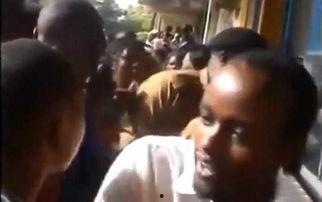 老公爱看女人下体看