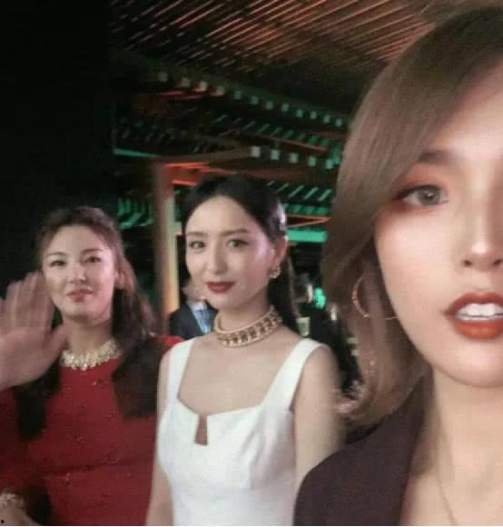 网红发与明星合照,闪耀瞬间引发网友热议